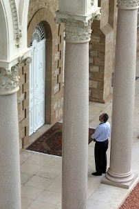 Un visiteur prie au tombeau du Báb à Haïfa. Une pièce intérieure adjacente au tombeau est ouverte aux bahá’ís et au public.