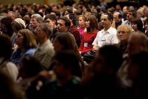L'affluence nombreuse à la conférence de Vancouver a exigé l’utilisation simultanée de trois sites différents, dont deux avec une retransmission en direct.