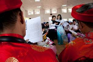 Les costumes traditionnels aux couleurs vives étaient très en évidence à la conférence régionale bahá'íe de Battambang.