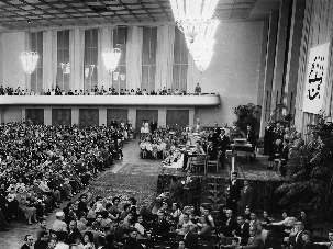 La participation aux cinq conférences intercontinentales de 1958 avait été d’environ un total de 5.400 personnes dans le monde entier. Avec 2.300 personnes dans l’assemblée, la conférence de Francfort de 1958 avait formé le plus grand de ces cinq rassemblements. (Photo du Centre mondial bahá’í)