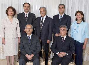 Les sept bahá’ís emprisonnés et accusés injustement sont, assis à  partir de la gauche : Behrouz Tavakkoli et Saeid Rezaie et debout Fariba Kamalabadi, Vahid Tizfahm, Jamaloddin Khanjani, Afif Naeimi et Mahvash Sabet.