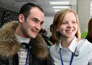 Un total de 77 700 personnes a participé aux 41 conférences qui se sont déroulées dans des villes à travers le monde. À Kiev, Zafar Hamraev de Moscou et Eugenia Poluektova de Kiev posent pour la photo.