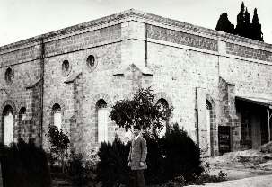 On peut apercevoir sur cette ancienne photo, prise entre 1910 et 1919, les détails de l’architecture du tombeau du Báb (Photo copyright Baha’i World Centre)