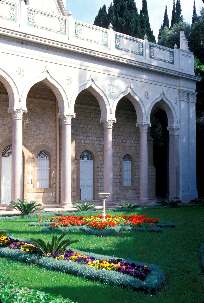 Une majestueuse colonnade entoure aujourd’hui le bâtiment d’origine du tombeau du Báb. L’ensemble est couronné par un dôme doré
