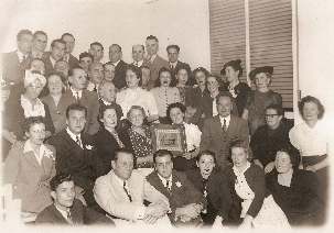 Les bahá’ís de Buenos Aires posent pour une photographie en 1940, l'année où ils ont élu leur première Assemblée spirituelle locale. (Photo reproduite avec l’aimable autorisation des bahá'ís de Buenos Aires)