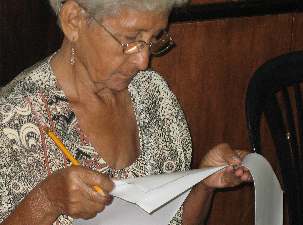 Une personne à Maracaïbo, au Venezuela, réfléchit consciencieusement avant de remplir son bulletin de vote. Dans les élections bahá’íes, il n'y a aucune nomination ni aucune discussion au sujet des personnes à élire.