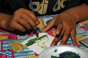 Les jeunes gens se voient offrir l’espace et les matériaux pour leur travail, mais Beth McKenty indique qu’elle « n’a jamais vraiment instruit ces enfants ». (Photo utilisée avec la permission du