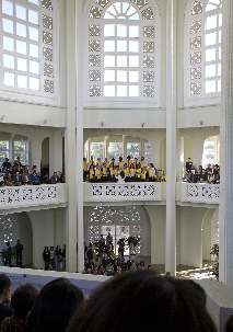 La maison d’adoration bahá’íe à Sydney a accueilli un programme dévotionnel le 26 avril en l’honneur du 75e anniversaire de l’Assemblée spirituelle nationale d’Australie. La chorale bahá’íe s’est produite depuis un balcon. (Photographie de Rachael Dere)