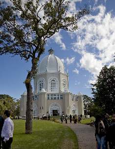 La réception pour fêter le jubilée a été donnée dans l’enceinte de la maison d’adoration bahá’íe de Sydney et a été suivie d’un programme dévotionnel dans le temple lui-même.