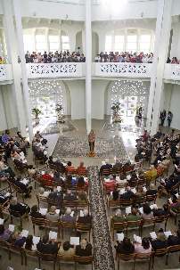 Une prière est offerte pendant le service dévotionnel à la maison d’adoration bahá’íe à Sydney le 26 avril.