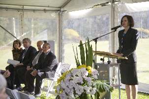 Un membre de l’Assemblée spirituelle nationale, Tessa Scrine, préside la réception donnée dans l’enceinte de la maison d’adoration bahá’íe à Sydney.