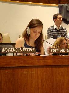 Alicia Cundall, 19 ans, une des représentantes bahá’íes à la commission des Nations unies sur le développement durable, lisant le compte rendu du Comité de la jeunesse à l’assemblée plénière des gouvernements, le 14 mai.