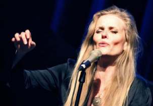Tierney Sutton vient tout juste de sortir son huitième album. Deux des morceaux comprennent des passages des 