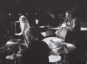 Le groupe de Tierney Sutton comprend Christian Jacob au piano, Trey Henry et Kevin Axt à la basse, ainsi que Ray Brinker à la batterie.