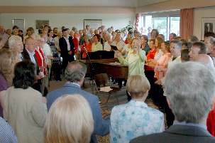 Après le service religieux à la maison d’adoration bahá’íe de Langenhain, les chanteurs se sont dirigés vers le centre bahá’í tout proche pour un second programme où la chorale bahá’íe et celle de Langenhain ont chanté ensemble pour les habitants.