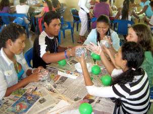 Au Venezuela, le travail du papier mâché était le centre d’intérêt d’une des sessions de l’école d’été organisée chaque année à l’institut bahá’í de Cabudare, non loin de Barquisimeto. En partant de la gauche, on trouve Nohely Mendoza, Ali Morales, Lila Iguaran, Paola Alarcon et Mariana Flores.