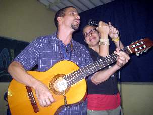 Thomas Woodard a écrit la chanson Hoy Te Sumas Tu (Aujourd’hui, tu te joins à nous), devenue le thème de l’école d’été bahá’íe qui s’est tenue cette année au Venezuela Ici, il l’interprète avec sa femme, Elizabeth Calderin.