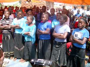 En république démocratique du Congo, le festival annuel de musique du Sud Kivu a repris l’année dernière après 12 ans d’interruption due à la guerre et aux désordres. Des centaines de personnes se sont réunies à Sange à cette occasion.