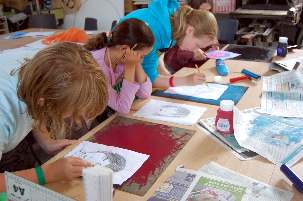 En Angleterre, à la Bahá'í Academy for the Arts, les jeunes ont exploré leurs capacités spirituelles en utilisant la parole et le monoprinting (impression unique). Ce cours particulier, qui se nomme 