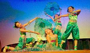 Aux États-Unis, la Hua Mulan Dance Troupe anime la première soirée de la rencontre annuelle de Green Lake. Celle-ci est organisée dans le centre du Wisconsin et fête, cette année, son 50ème anniversaire. (Photos de Green Lake de Nancy Wong)