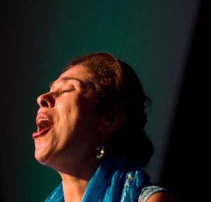 La célèbre vocaliste bahá’íe Narges chante pour le public d’un millier de personnes lors de la rencontre de Green Lake aux États-Unis.