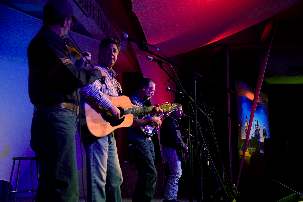 À la rencontre de Green Lake, le Unity Bluegrass Band a soulevé l’enthousiasme. Ses membres se produisaient à nouveau ensemble pour la première fois depuis plus de 20 ans. Les auditeurs en délire les ont rappelé plusieurs fois sur scène au cours du week-end.