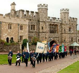 La file des délégués entre dans le château de Windsor pour la réunion organisée par l’ « Alliance of Religions and Conservation (ARC) » et par le Programme des Nations unies sur l’environnement ( PNUD). (Photo de courtoisie de l’ARC / Richard Stonehouse)