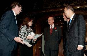 Les délégués bahá’ís, Arthur Lyon Dahl et Tahirih Naylor, reçoivent des certificats. Ils sont en présence du prince Philip, fondateur de l’ARC ; Martin Palmer membre de l’ARC  et également M.Ban Ki-moon, secrétaire général des Nations unies.
