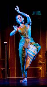 Au cours d’une série de présentations intitulée « Entendre les voix de la création », une danseuse indienne en pleine performance.