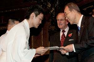 À l’image de ces prêtres japonais shintoïstes, les représentants de toutes les religions participantes ont reçu des certificats des mains du prince Philip et de M.Ban Ki-moon.