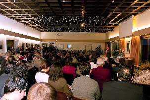 Plus de 200 personnes ont participé à la commémoration de la Journée des droits de l’homme au centre national bahá’í allemand le 6 décembre 2009. Le bâtiment est situé non loin de la maison d’adoration bahá’íe du continent européen