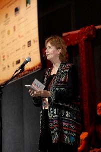 Mme Marjorie Tidman venue d'Australie lit des Écrits baha'is lors des cérémonies d’ouverture du Parlement mondial des religions.