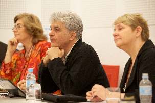 Au centre, Moojan Momen et à droite Wendi Momen, venus de Grande-Bretagne, ont dirigé une session consacrée aux structures nécessaires à l’établissement de la paix, de la cohésion sociale et de la justice. À gauche, Arini Beaumaris, appartenant à la communauté bahá’íe australienne intervient lors d’une session.