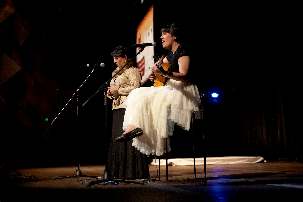 À droite, Shadi Toloui-Wallace  accompagnée de Shidan, sa mère, lors du concert de musiques sacrées qu’elles ont animé durant la Parlement mondial des religions. Ce duo d’artistes est membre de la communauté bahá’íe australienne.