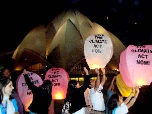 En Inde, dans un geste d’espérance vis-à-vis des progrès qu’apporterait la conférence de Copenhague sur le changement climatique, des activistes environnementaux ont lâché 2 000 lanternes écologiques dans le ciel au-dessus de la maison d’adoration bahá’íe de New Delhi. Des représentants de différentes communautés religieuses ont participé à cette cérémonie organisée par Greenpeace. Cette manifestation a eu lieu le 10 décembre.