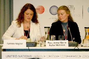 Lors d’une conférence de presse concernant la Déclaration interreligieuse sur le changement climatique, la représentante bahá’íe Tahirih Naylor, à gauche, explique que le changement climatique « est un défi pour l’humanité d’atteindre un niveau supérieur de maturité collective ».