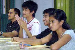 Aux Philippines, des étudiants ont discuté de thèmes tels que la cohérence entre civilisations matérielle et spirituelle, et la façon dont le langage influence nos actes. (Photo de Klyne Ally Peralta)