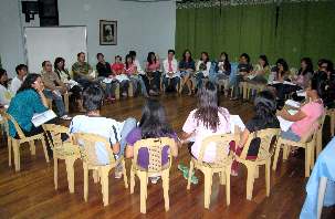 Les élèves du séminaire qui s’est déroulé aux Philippines se sont réunis pour étudier les préceptes d’un discours sur l’action sociale. (Photo: Anis Ragland)