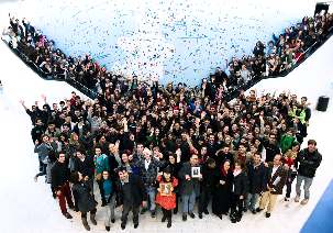 À la conférence en Angleterre, plus de 340 jeunes posent devant une carte fantaisie à l’extérieur du bâtiment de l’université de Warwick. Le rassemblement était organisé, dans une large mesure, par les jeunes eux-mêmes. (Photo de Ronnie Yousefzadeh-Bindra)