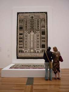 « New Garden » est le nom d’une magnifique œuvre d’art réalisée selon la technique du tapa. Elle a été commanditée pour une célèbre exposition en Australie.