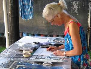 La découpe des pochoirs est plus facile maintenant que les artistes de tapa utilisent comme matériau résistant des films pour radiographies. Autrefois, on utilisait des feuilles de bananiers.