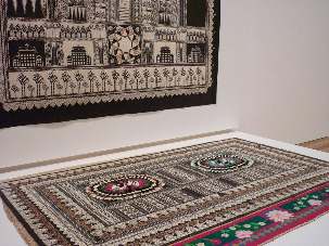 Un mariage de cultures était le thème des motifs de l’œuvre sur tissu en écorce créée par les trois artistes bahá’íes.