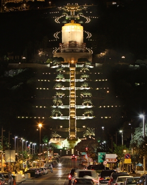 Le tombeau du Báb sur le Mont Carmel à Haïfa est illuminé la nuit, mais le célèbre dôme doré est actuellement recouvert d’une bâche en raison des travaux de restauration