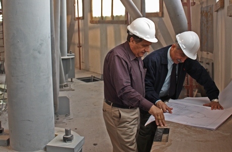 À droite, Saeid Samadi, architecte et directeur du projet de restauration du tombeau, et Enayat Rohani, ingénieur et chef du chantier, discutent tandis que les travaux consacrés au tombeau sont en bonne voie