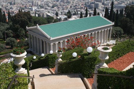 Le projet actuel de restauration des propriétés bahá’íes situées sur le Mont Carmel a commencé avec le monument des Archives internationales. Les travaux sur ce site sont terminés et le bâtiment blanc étincelant a rouvert l’année dernière