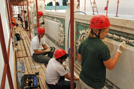 Des volontaires ont été spécialement choisis pour effectuer le travail minutieux de restauration de la maçonnerie du tombeau bahá’í. Des spécialistes venus d’Europe et des États-Unis ont développé les méthodes et les ont enseignées aux techniciens qui ont consacré des milliers d’heures au travail de détail. 