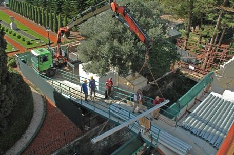 L’une des phases initiales de la restauration du tombeau du Báb a été le renforcement de la structure afin d’en accroître la résistance aux tremblements de terre. Des entreprises locales ont été employées pour effectuer ces travaux, pratiquement terminés aujourd’hui