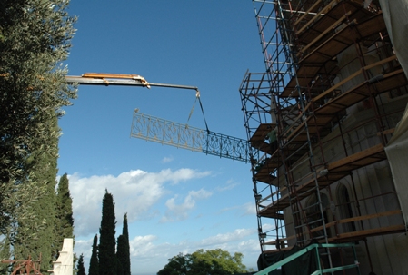 La rénovation des balustrades ornementales en métal exige leur démontage et leur transport par grue, dans un atelier. Les membres du personnel ont consacré 2.000 à 3 000 heures à la restauration des pièces initiales