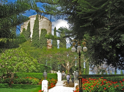 Bien que l’extérieur du tombeau du Báb soit couvert d’un voile (vu en arrière plan), les visiteurs peuvent encore connaître le calme et l’harmonie qui règnent dans les jardins et y entrer pour prier. L’entrée est interdite uniquement durant les mois d’été lorsque qu’il n’y a pas de pèlerins