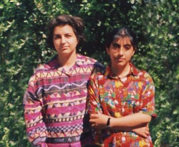 L’une des responsables bahá’ís emprisonnés, Fariba Kamalabadi, à gauche avec une ancienne élève. La photo a été envoyée par l’élève à United4Iran dans le cadre de la campagne.